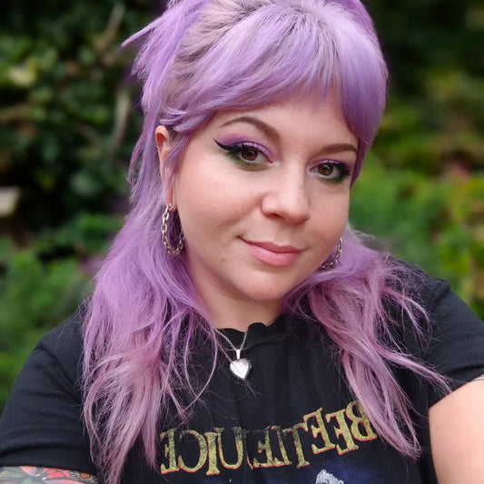 Paint it! Vivid Shades For Pale Skin